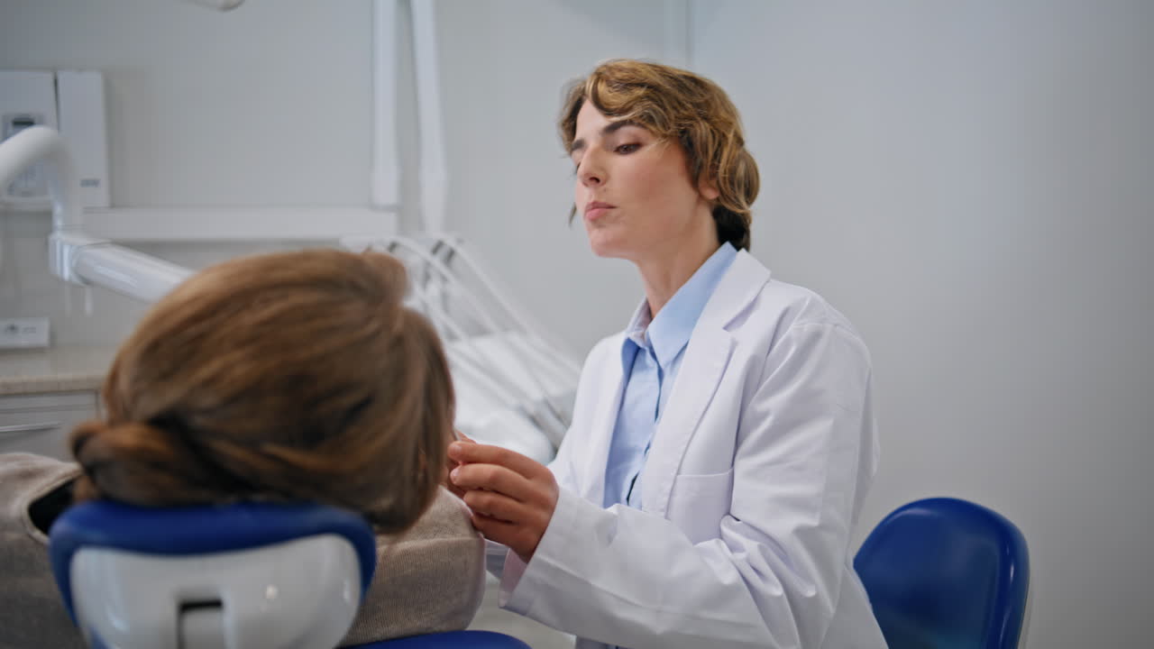 Primo piano di una dentista che esegue un esame orale in uno studio dentistico. Dottoressa