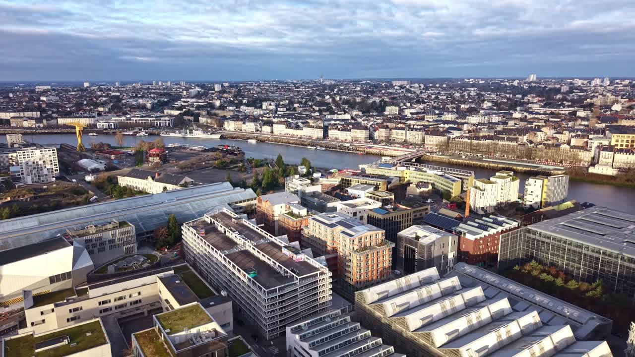 Panorama-Drohnenflug über das Stadtgebiet von Nantes mit der Loire-Flussschleife am Tag, Loire-Atlantique, Frankreich