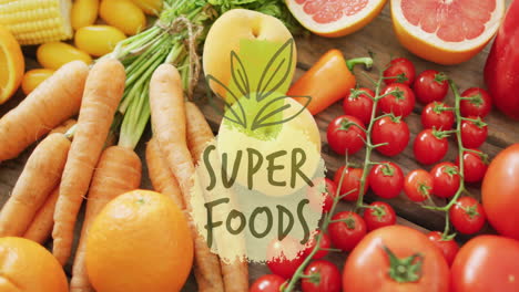 animación de texto de súper alimentos sobre frutas y verduras frescas
