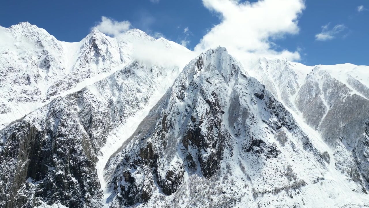 Primo piano aereo del Monte Rakaposhi e del ghiacciaio nella Valle di Hunza, Pakistan, con cime innevate e un drammatico paesaggio alpino del Karakoram.
