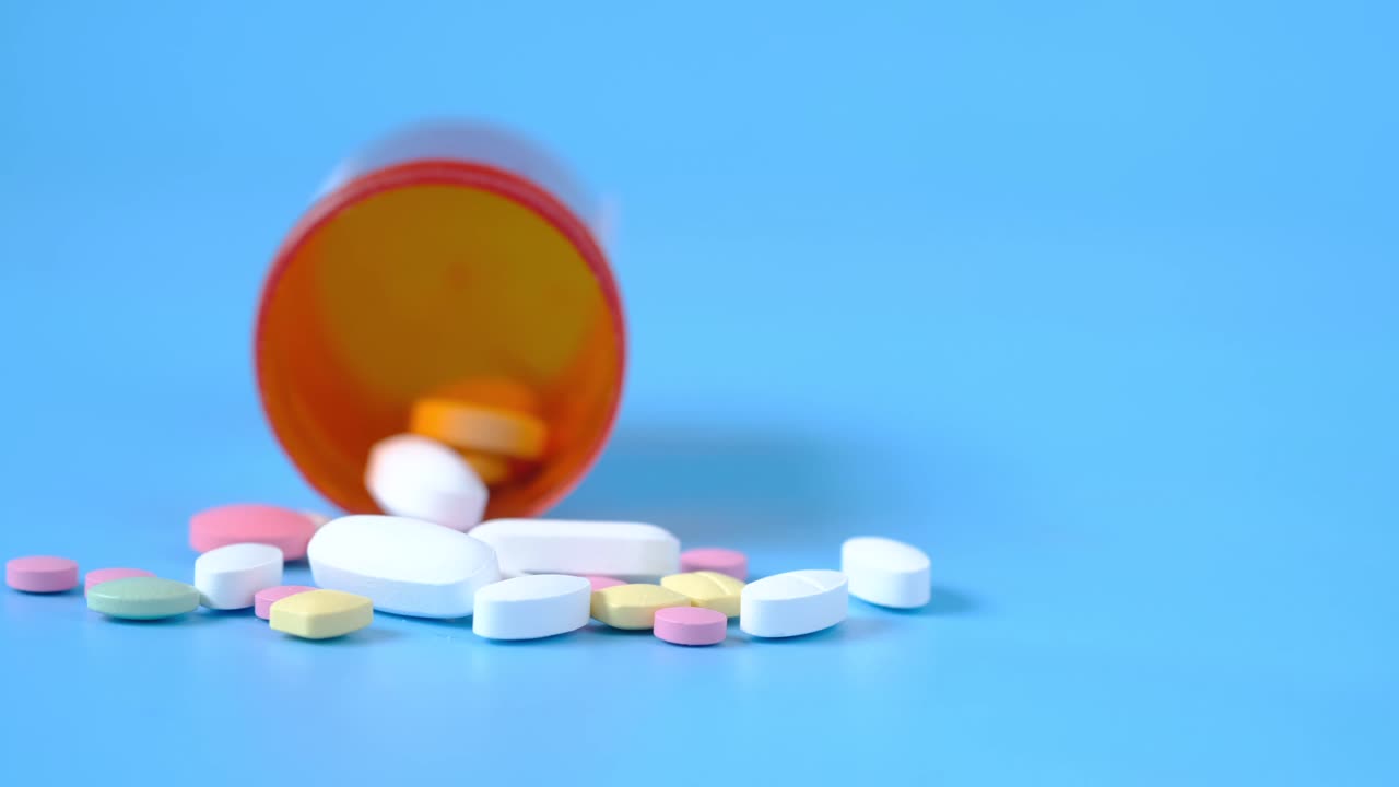 오렌지색 병에 담긴 여러 가지 알약