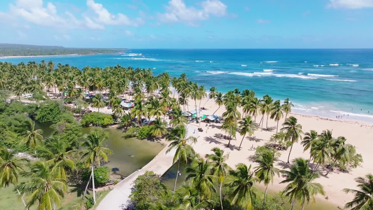 Ripresa aerea sulla spiaggia tropicale estiva nella città di Arroyo Salado, nella provincia di María Trinidad Sánchez della Repubblica Dominicana