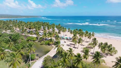 fliegen sie am tropischen sommerstrand in der stadt arroyo salado in der provinz maría trinidad sánchez in der dominikanischen republik davon