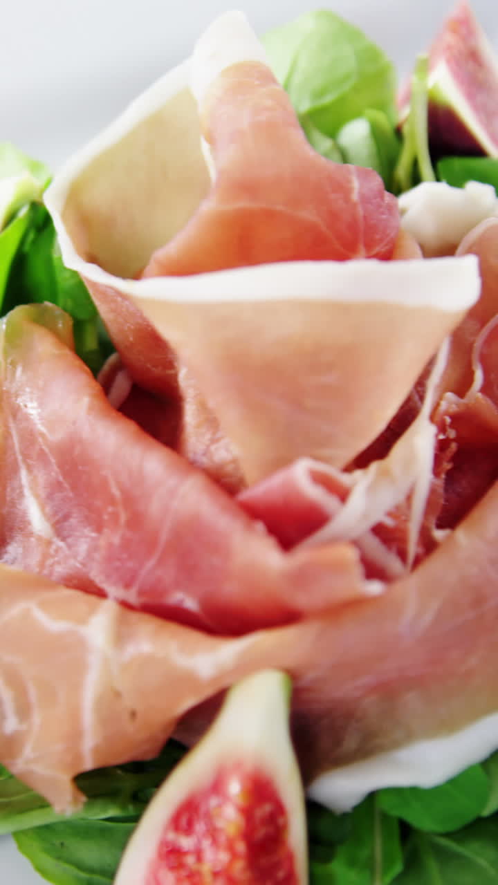 carne cruda y verduras decoradas en el plato