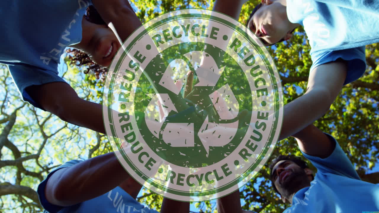 animación de texto y logotipo de reciclaje sobre la celebración de un grupo de voluntarios caucásicos apilando las manos