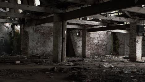 plano panorámico de edificio urbano derrumbado abandonado