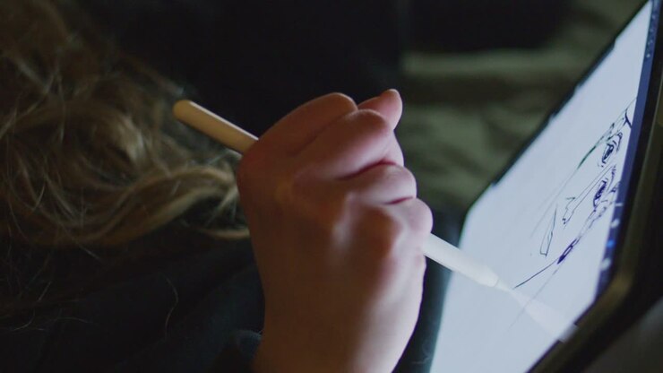 Frau zeichnet einen Cartoon auf dem iPad mit Apple Pencil – Zeitlupe