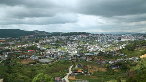 Blick-Aus-Dem-Fenster-Der-Seilbahngondel-Auf-Die-Dramatische-Skyline-Der-Stadt-Dalat-An-Bewölkten-Tagen,-Vietnam---Luftaufnahme