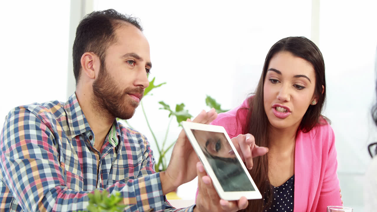 equipo de negocios creativos teniendo una reunión