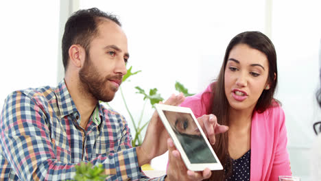 equipo de negocios creativos teniendo una reunión