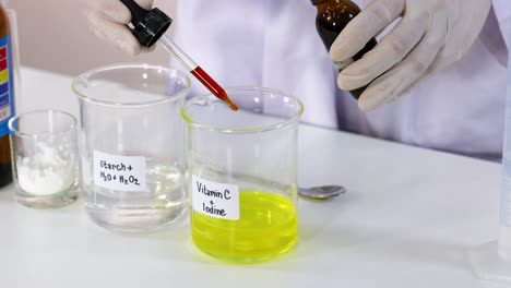 experimento de reacción entre la vitamina c y el yodo