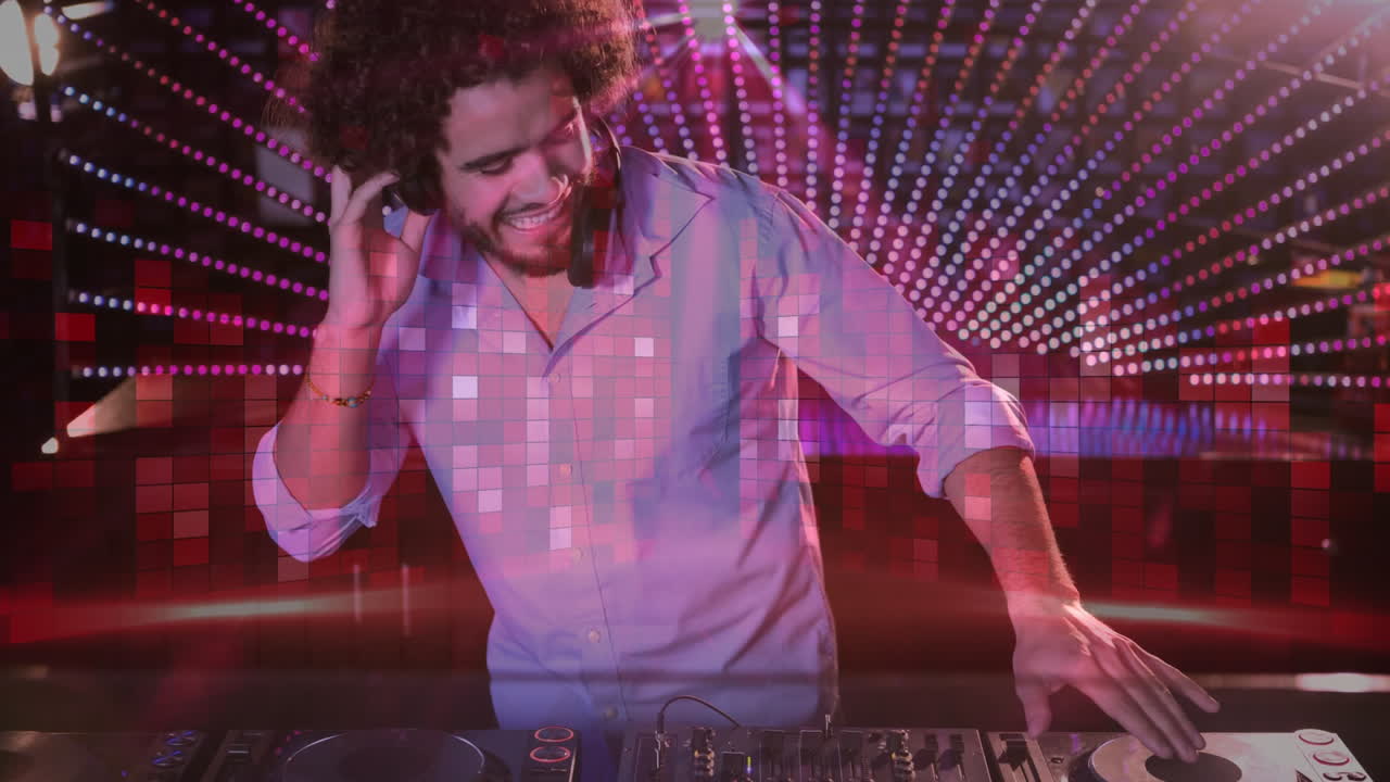 animación digital que muestra a un discotequista sonriente mezclando música en un pub 4k