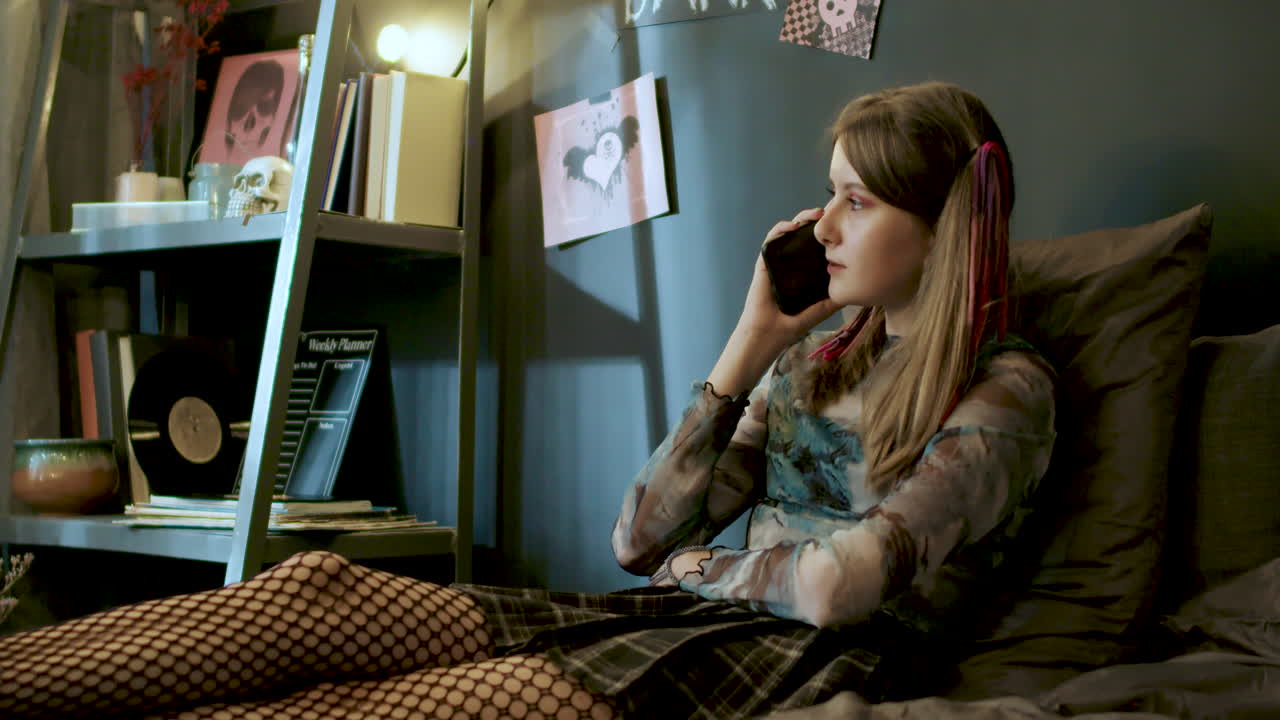 девушка в спальне.