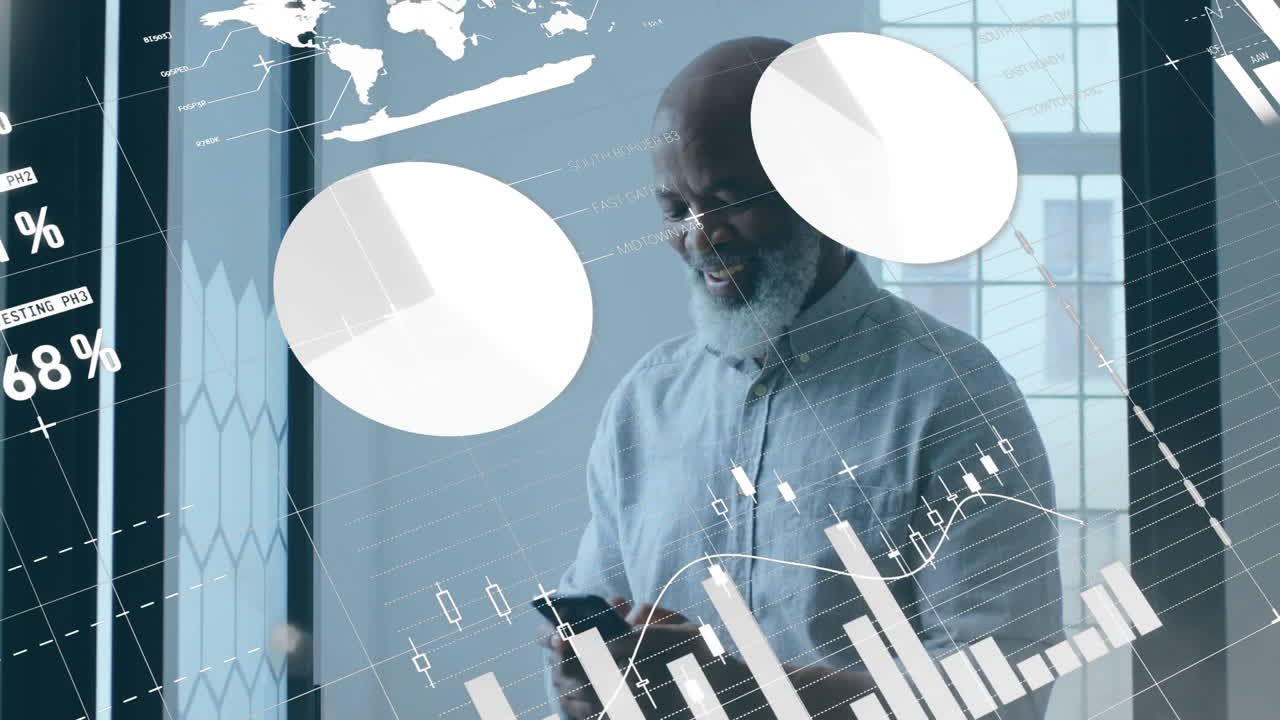 animazione dell'elaborazione dei dati statistici su un uomo anziano afroamericano che utilizza uno smartphone in ufficio