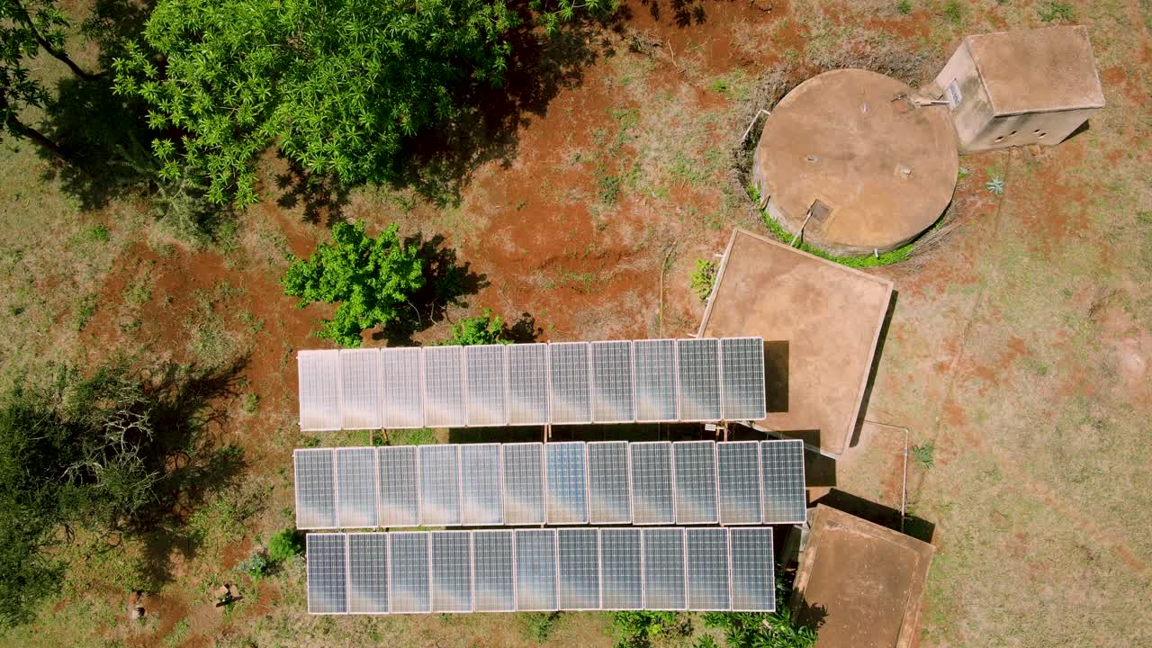 tanques de agua alimentados con energía solar en áfrica rural