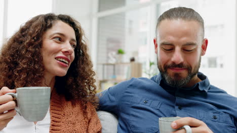 Glückliches-Paar,-Liebe-Und-Kaffee-Im-Sitzen