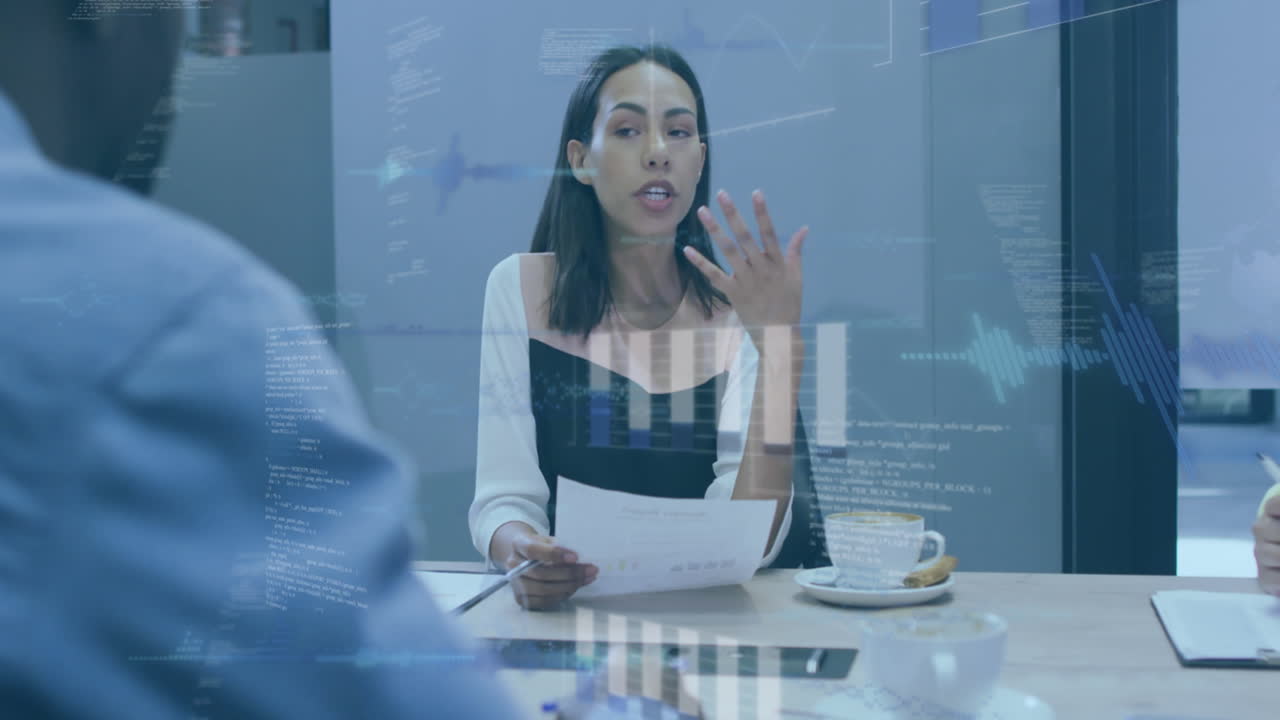 animación de gráficos, globos y lenguaje informático, diversos compañeros de trabajo discutiendo informes en la oficina