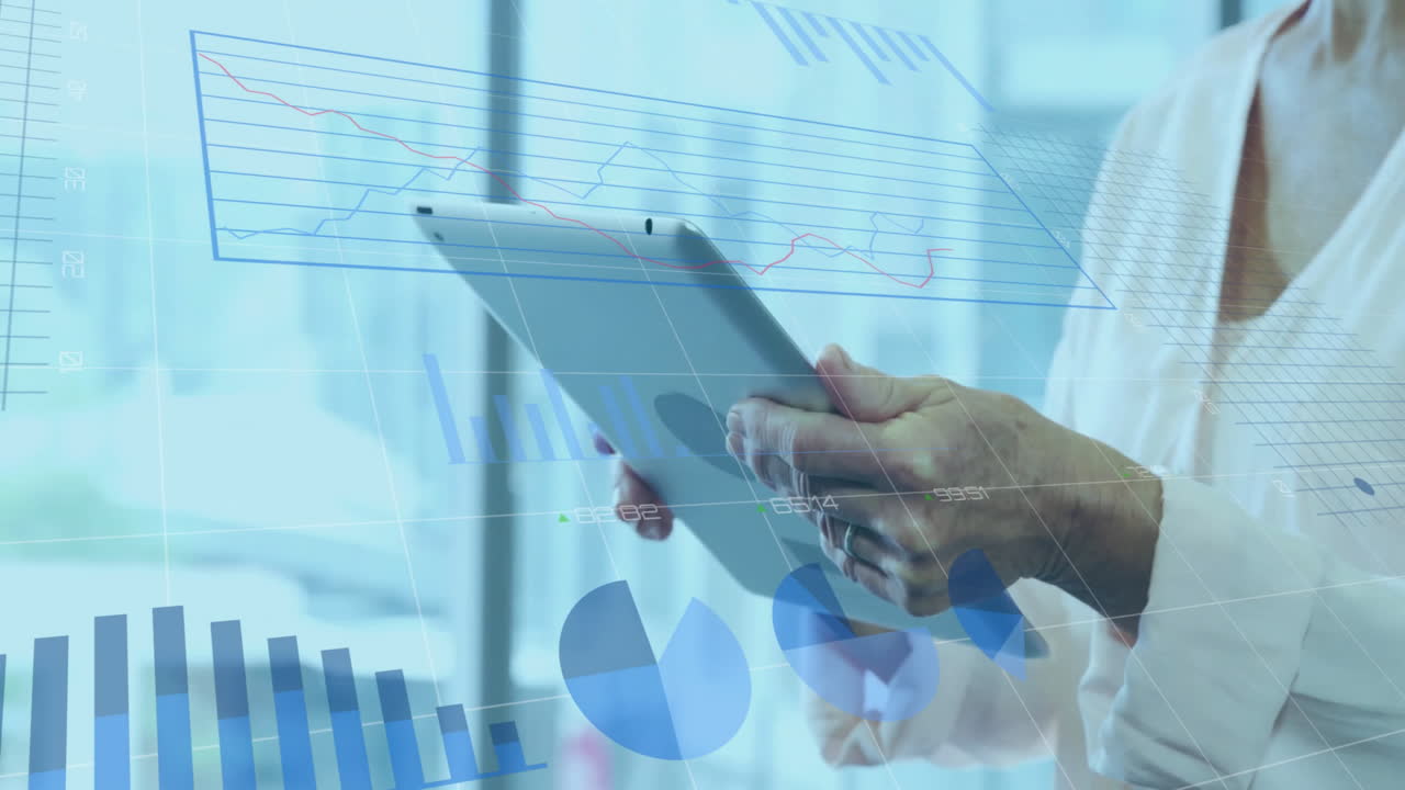 animación del procesamiento de datos financieros sobre una mujer de negocios biracial que usa una tableta en la oficina