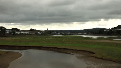 alejar la toma del lago claro en la reserva natural de hayle, reflejo del cielo, cornualles, inglaterra