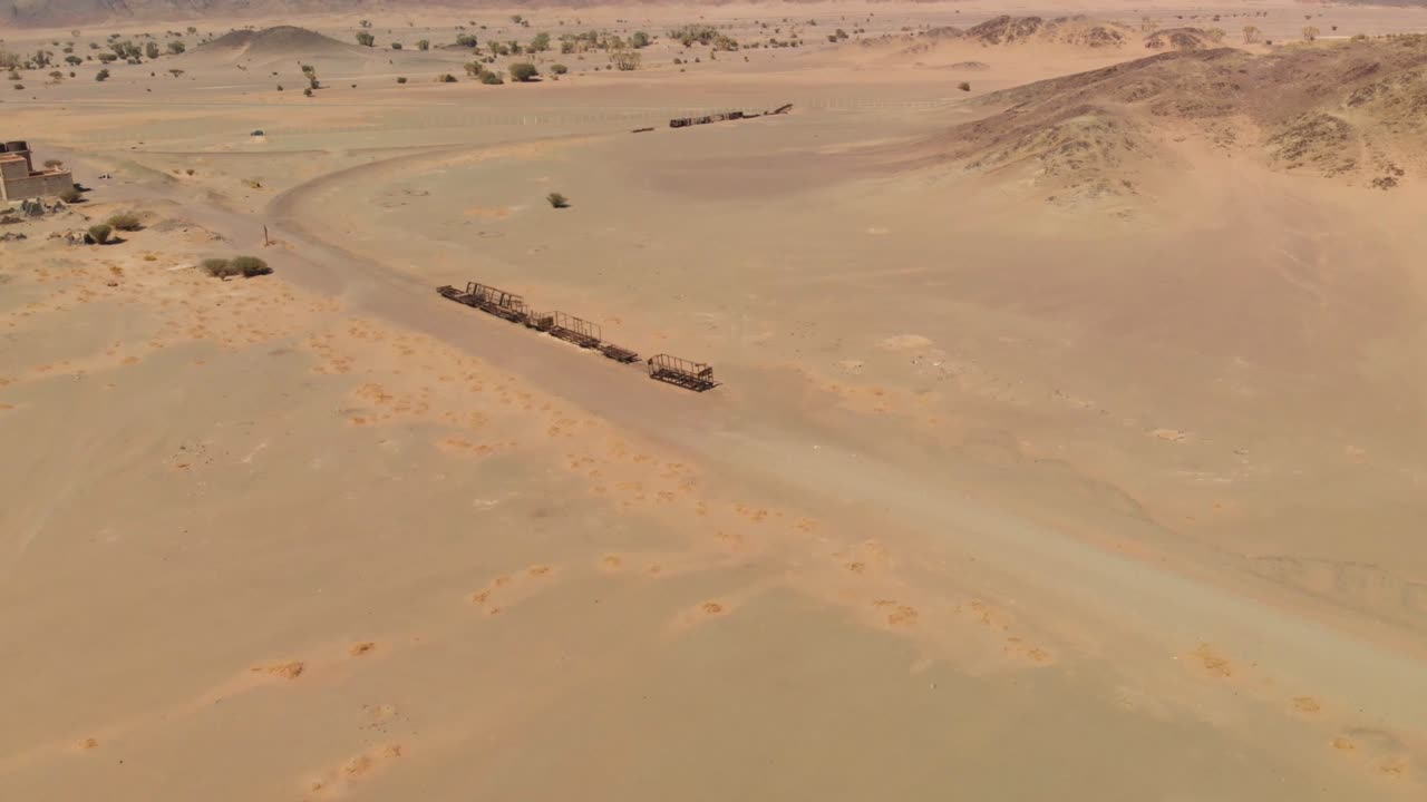 메디나 근처의 사우디 아라비아 사막에 있는 오스만 시대의 오래된 버려진 헤자즈 열차 잔해