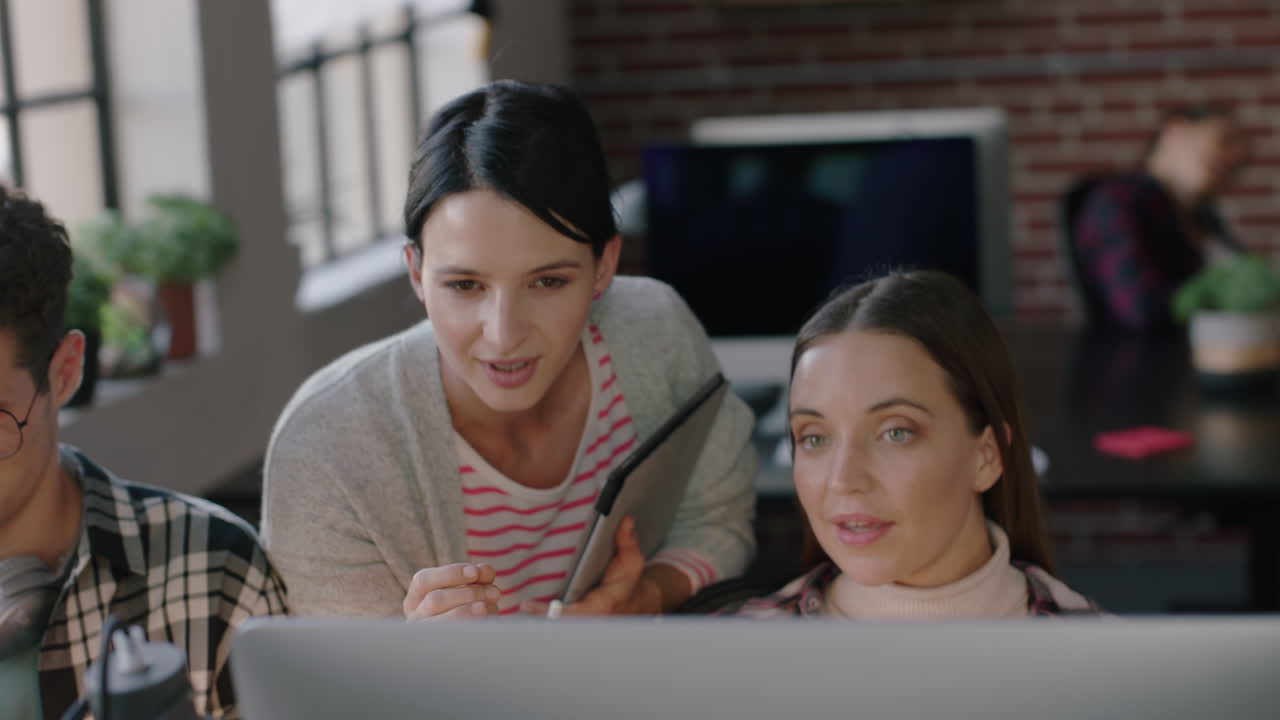 grupo diverso de ingenieros desarrollando aplicaciones de software usando computadora gerente de proyecto caucásico mujer apuntando a la pantalla mostrando ideas de equipo profesional delegando trabajo en la oficina de inicio