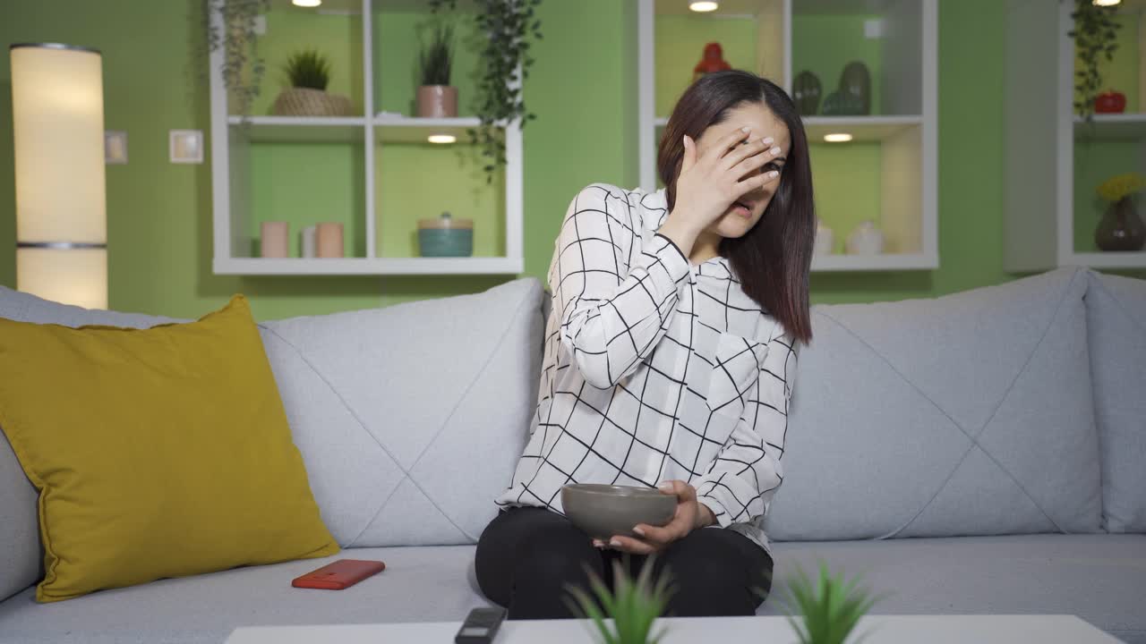 공포 영화와 스릴러 영화를 보는 젊은 여성.