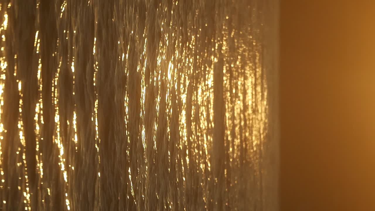 물 위의 황금빛 해가 지는 반사