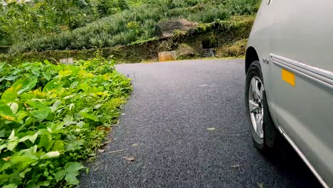 vagamon, kerala, india의 산에서 머리 핀 벤드 주위를 달리는 자동차의 샷을 따르십시오.