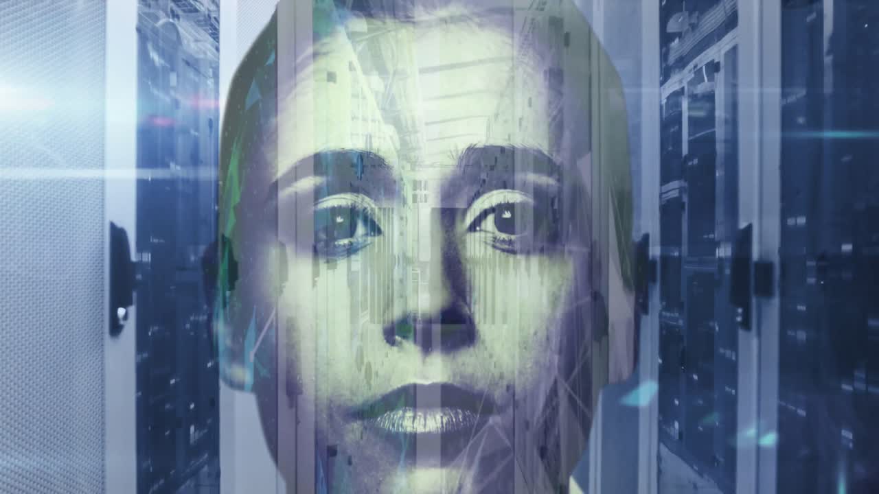 retrato de una mujer con servidores informáticos en la sala de tecnología, procesamiento de datos y red de conexiones en