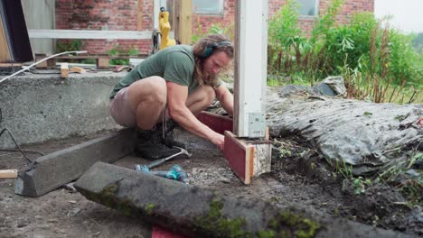 un invernadero está siendo construido por un individuo - de cerca