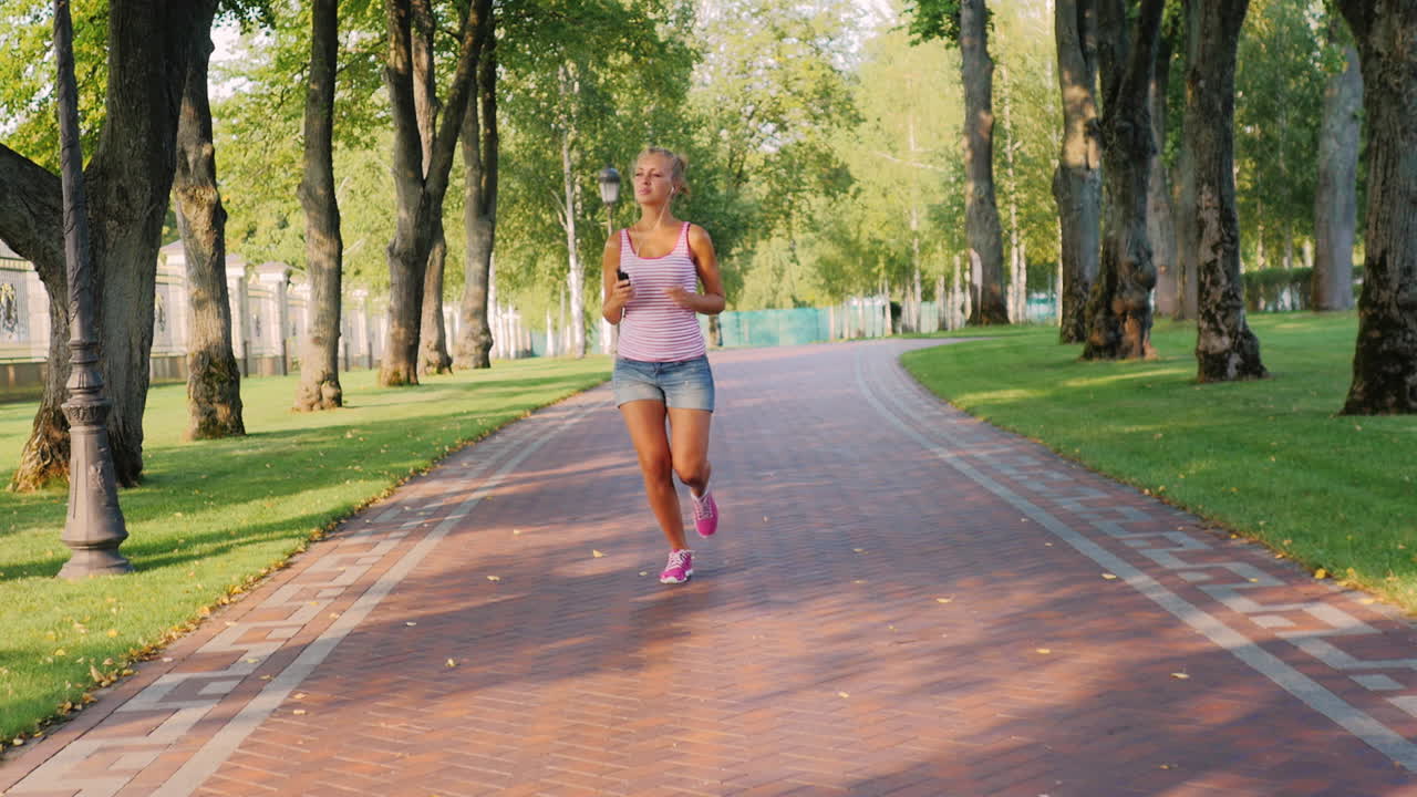 una mujer corre en el parque bajo el sol 1