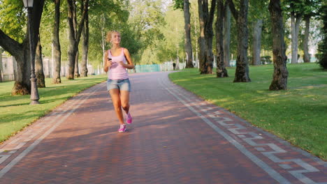 una mujer corre en el parque bajo el sol 1
