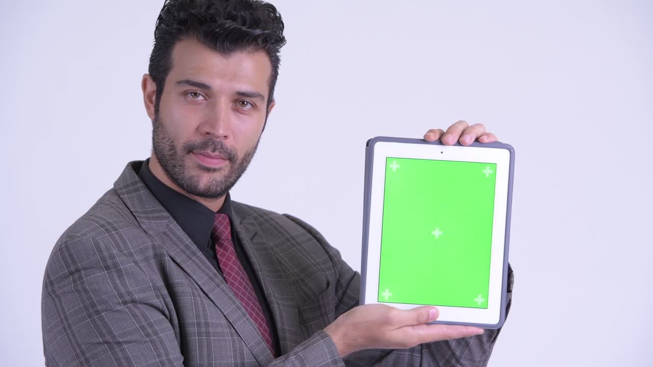 feliz guapo hombre de negocios persa barbudo con tableta digital