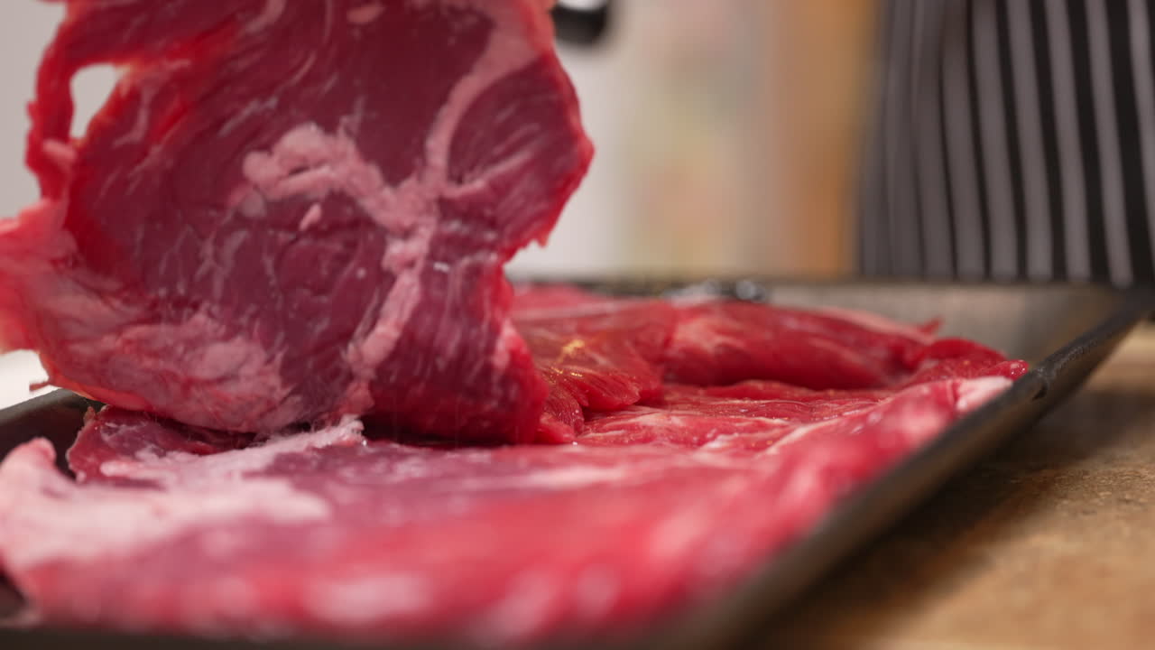 pelar grandes rebanadas de carne de res fresca para una gran comida - flanco a cámara lenta o bistec de falda