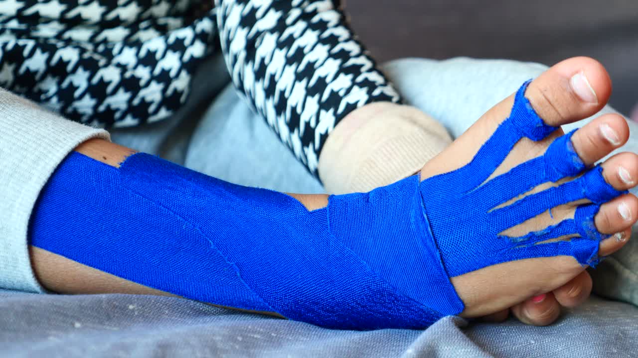 pie de niño con envoltura de tobillo azul