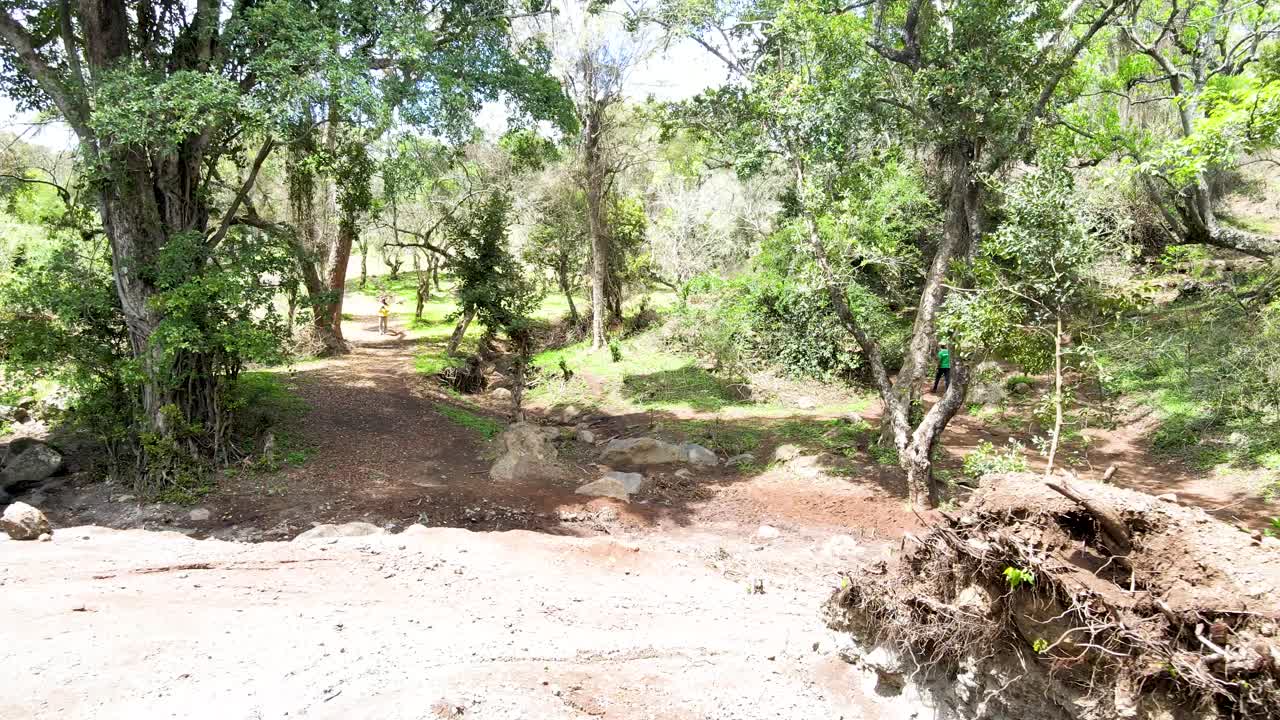 cielo de la aldea al aire libre hermoso paisaje de la aldea del bosque del paisaje aéreo - fotografía aérea del bosque rural kenia - controlador inalámbrico de drones quadcopter