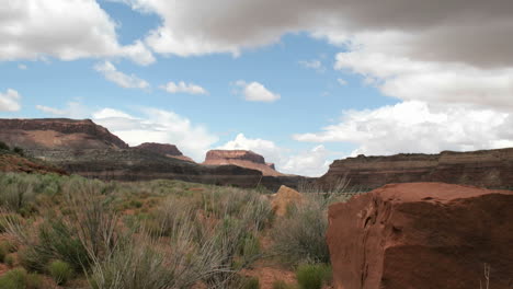 Derecha-Lenta-De-Una-Toma-De-Lapso-De-Tiempo-Que-Muestra-Las-Nubes-Que-Pasan-Sobre-El-Cañón-Del-Sombrero-Mexicano-De-Utah