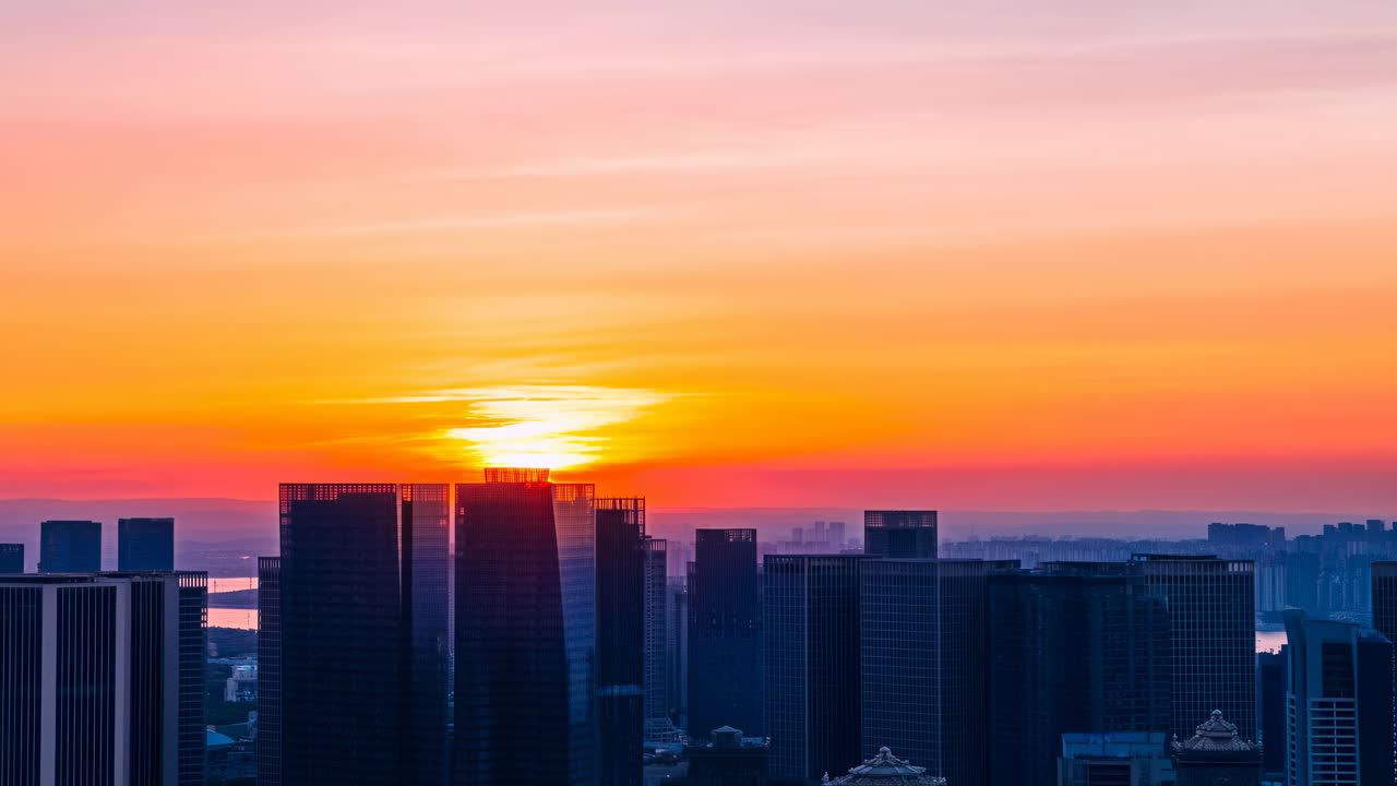 Céu vibrante do pôr do sol iluminando uma paisagem urbana com arranha-céus