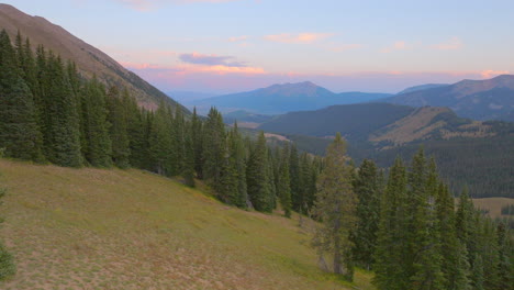 Antena-De-Hermosas-Montañas-Y-árboles-Desde-Lo-Alto-De-Una-Cresta-En-Las-Montañas-De-Colorado-En-Un-Hermoso-Día