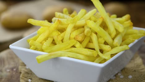 patatas fritas en un plato giratorio (con bucle sin costuras)