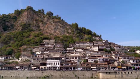 Impresionantes-Vistas-De-La-Ciudad-De-Berat-Con-Icónicas-Casas-Antiguas-Y-Ventanas