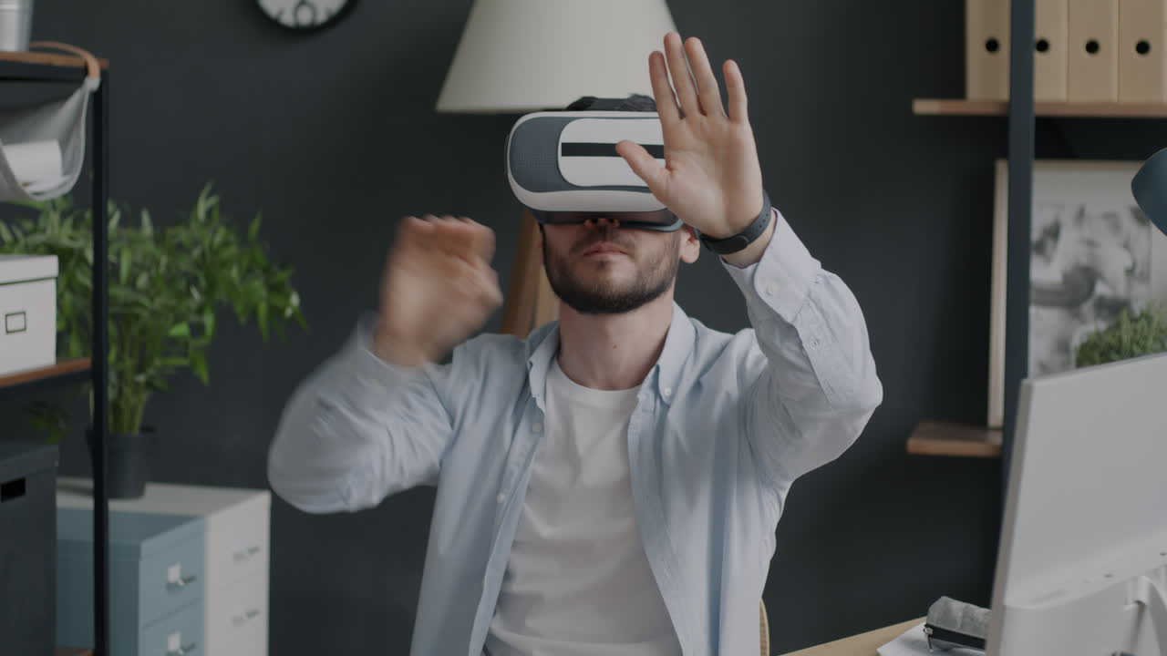 Uomo che usa le cuffie VR in ufficio
