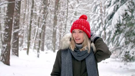 Frau-Geht-Im-Winter-Spazieren