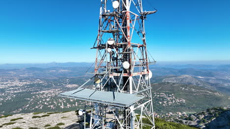 despegando cerca de una torre de telecomunicaciones en la cima de la montaña