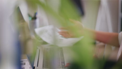 una mujer de negocios furiosa lucha por conseguir nuevos clientes.