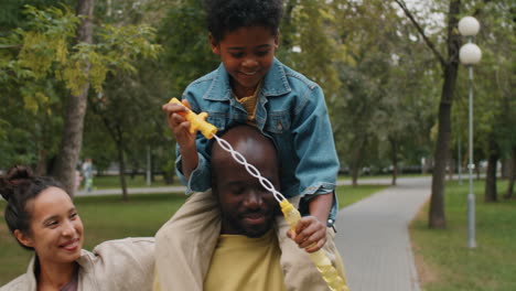 feliz familia afroamericana caminando juntos en el parque