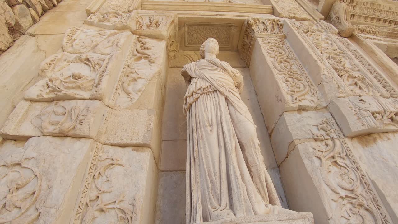 여자의 고대 동상, 켈수스 도서관, 에베소