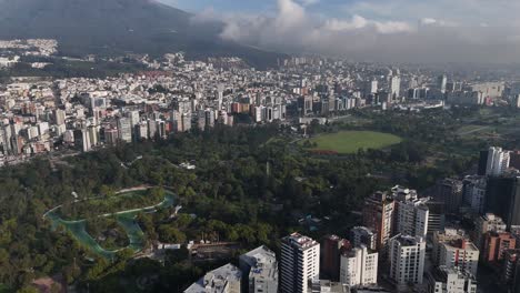 Luftbild-Drohnen-Videoaufnahmen-Von-Qutio,-Sonnenaufgang-Am-Frühen-Morgen,-Hauptstadt-Von-Ecuador,-La-Carolina,-Park,-Verkehr,-Catedral-Metropolitana-De-Quito,-Südamerikanische-Skyline