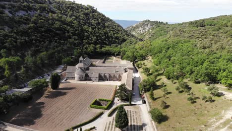 Drone-approaching-the-Senanque-abbay-from-nord