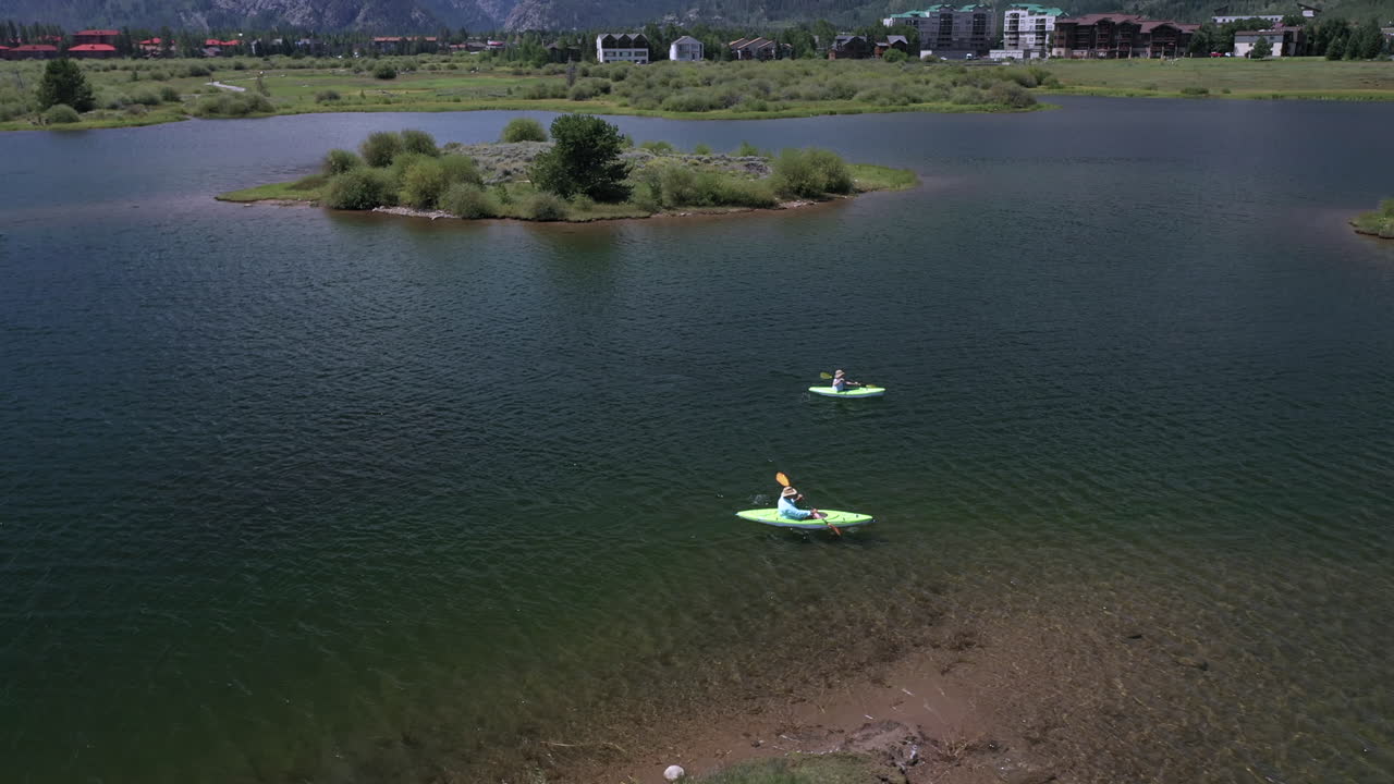 Ripresa aerea ascendente con drone di kayakisti che remano attraverso il Lago Dillon in Colorado